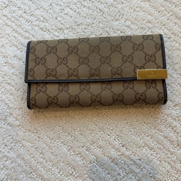 Gucci Handbags - Gucci Wallet